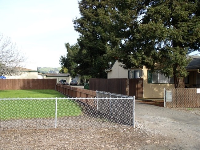 20814-20822 Chester St in Castro Valley, CA - Foto de edificio - Building Photo