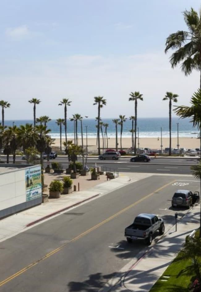 200 Pacific Coast Hwy in Huntington Beach, CA - Building Photo - Building Photo