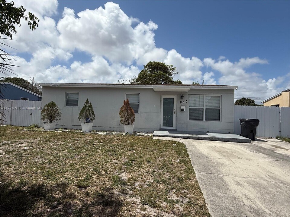 800 N 69th Ave in Hollywood, FL - Building Photo