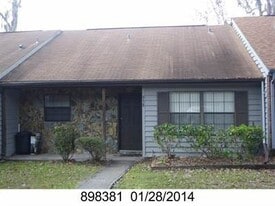 958 Village Dr in Brooksville, FL - Building Photo