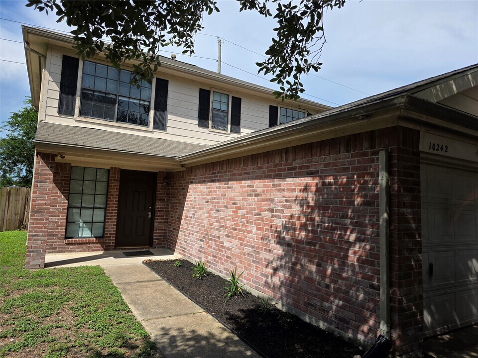 10242 Revelstoke Dr in Houston, TX - Building Photo
