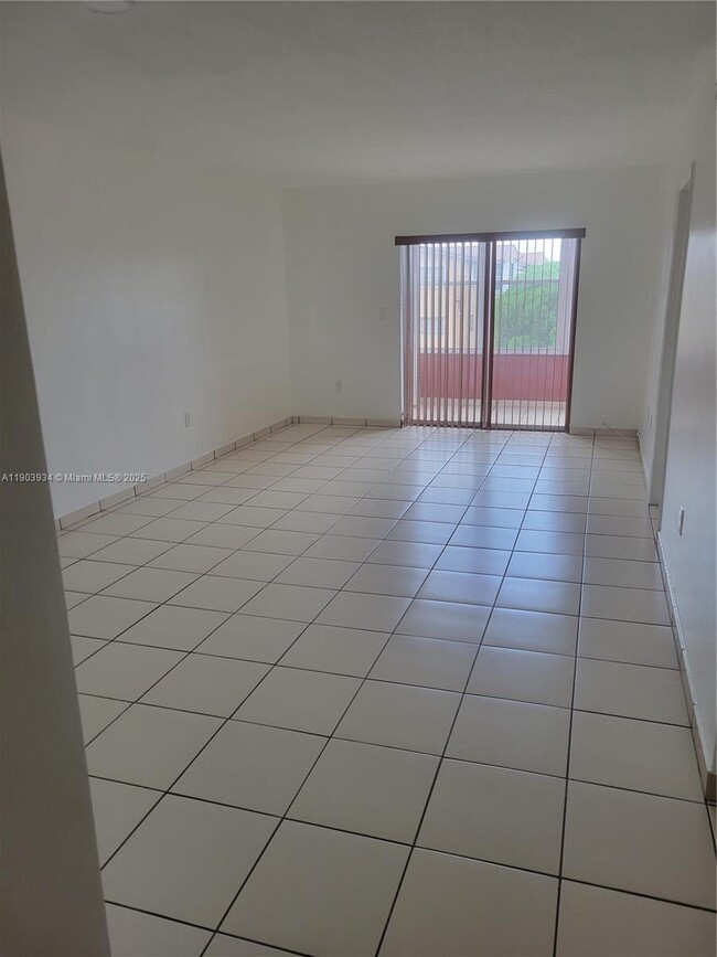 120 Royal Palm Rd, Unit 301 in Hialeah, FL - Foto de edificio - Building Photo