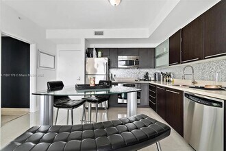 90 SW 3rd St, Unit 1807 in Miami, FL - Building Photo - Building Photo