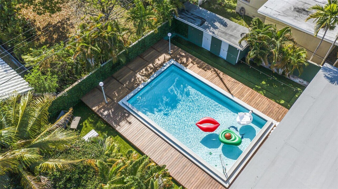 620 SW 22nd Rd in Miami, FL - Building Photo