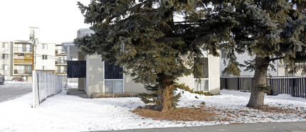 816 67th Ave SW in Calgary, AB - Building Photo - Building Photo