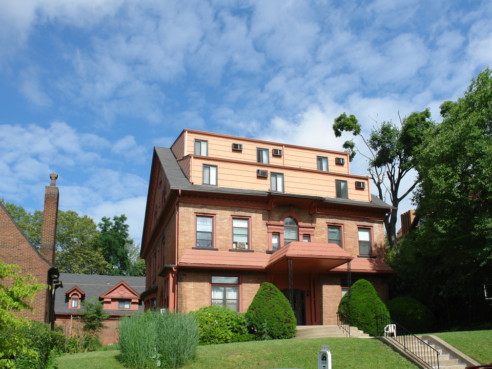 420 S Graham St in Pittsburgh, PA - Building Photo