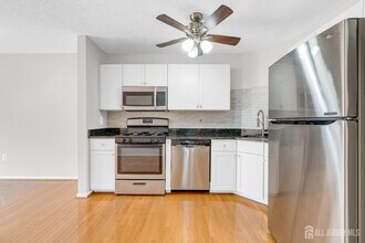 51 Inverness Dr in Edison, NJ - Building Photo - Building Photo