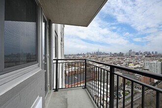 100 Manhattan Ave in Union City, NJ - Building Photo - Building Photo