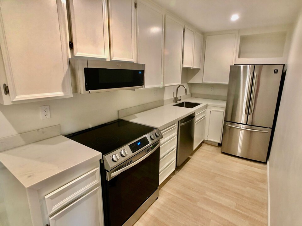 701 N Los Felices Rd in Palm Springs, CA - Building Photo