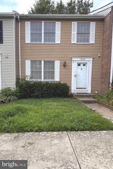 13566 Bentley Cir in Woodbridge, VA - Foto de edificio
