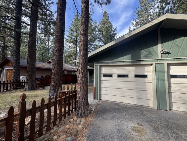 865 Stanford Ave in South Lake Tahoe, CA - Building Photo - Building Photo