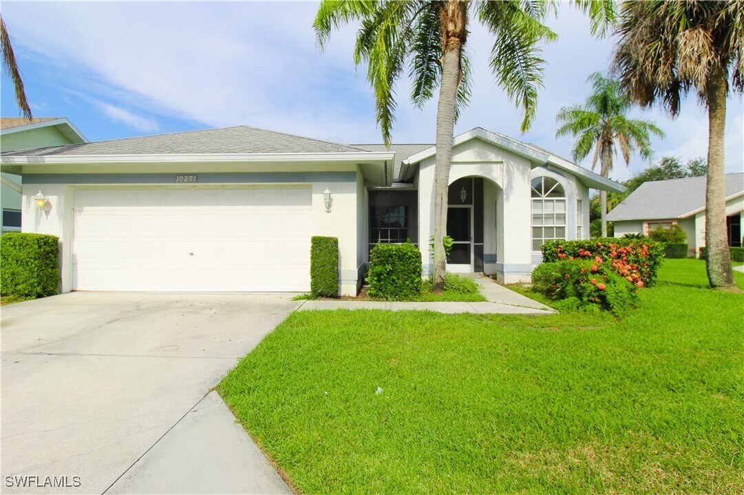 10201 Regent Cir in Naples, FL - Building Photo
