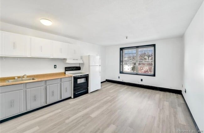 1660 E Main St, Unit 5F in Waterbury, CT - Building Photo - Building Photo