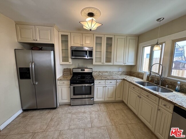 1344 S Curson Ave in Los Angeles, CA - Building Photo - Building Photo