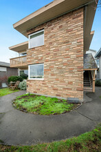 110 W Kinnear Pl in Seattle, WA - Building Photo - Building Photo