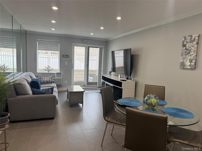 450 W Broadway in Long Beach, NY - Building Photo - Building Photo