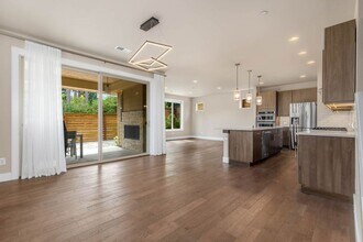 13757 NE 100th Ct in Kirkland, WA - Building Photo - Building Photo