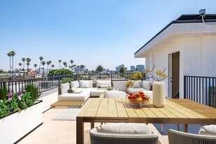 240 N Dillon St in Los Angeles, CA - Building Photo