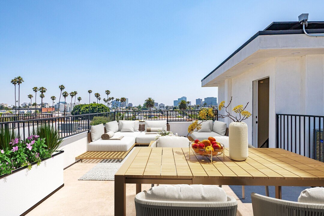 240 N Dillon St in Los Angeles, CA - Building Photo