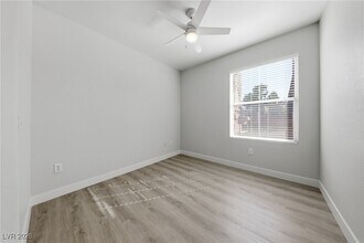 10001 Peace Way in Las Vegas, NV - Foto de edificio - Building Photo