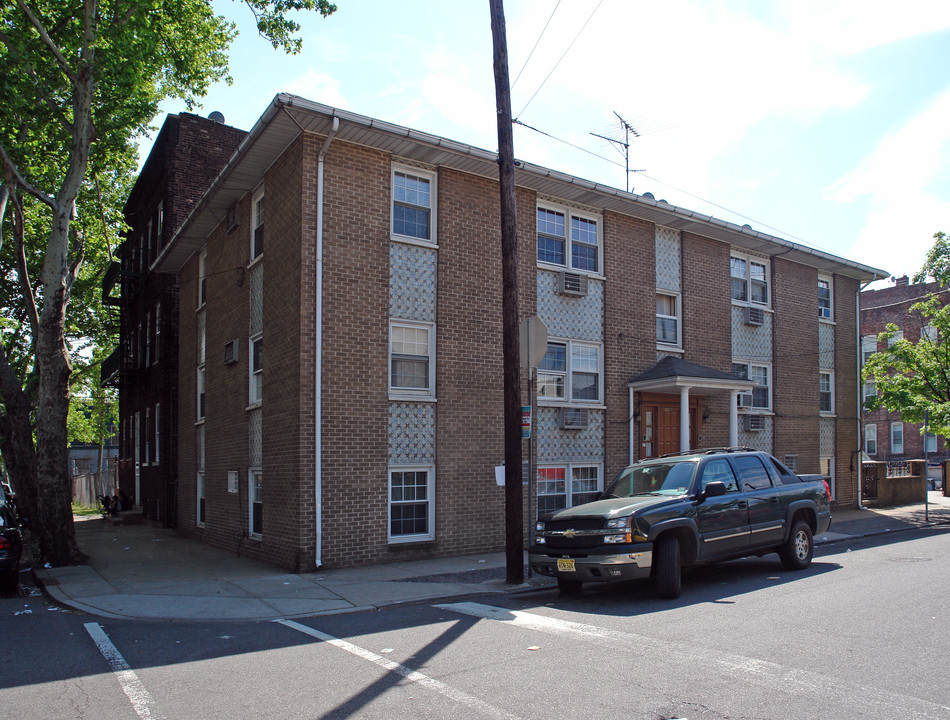 115 Pulaski St in Newark, NJ - Building Photo