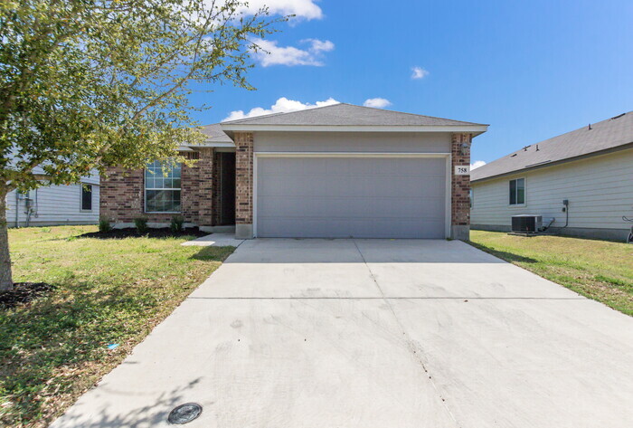 758 Great Oaks Dr in New Braunfels, TX - Foto de edificio