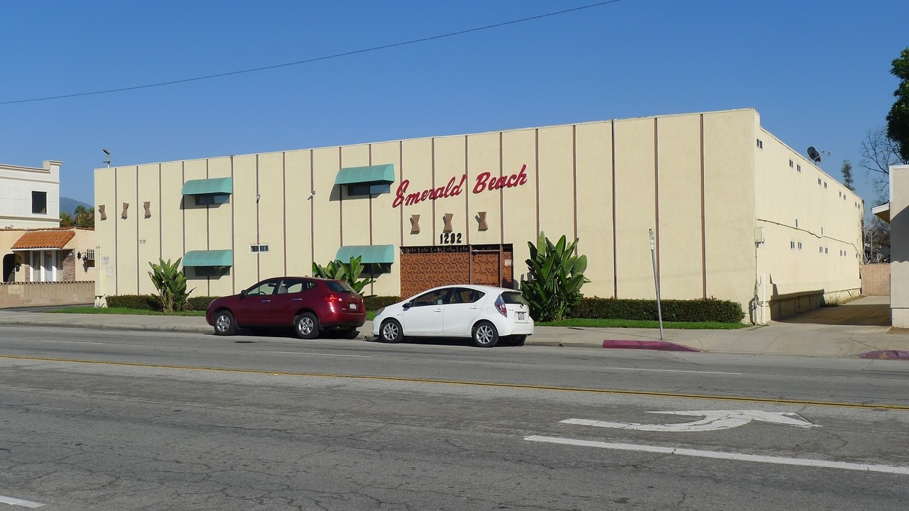 Emerald Apartments in San Gabriel, CA - Building Photo