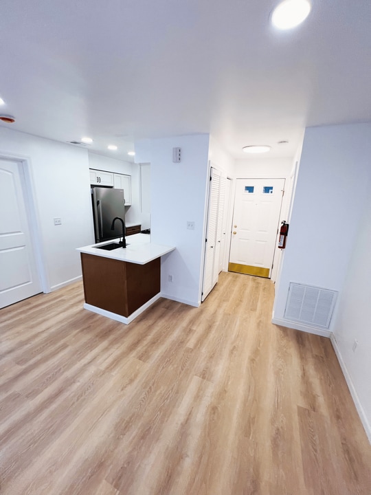 112 Longfield Ct in East Brunswick, NJ - Building Photo