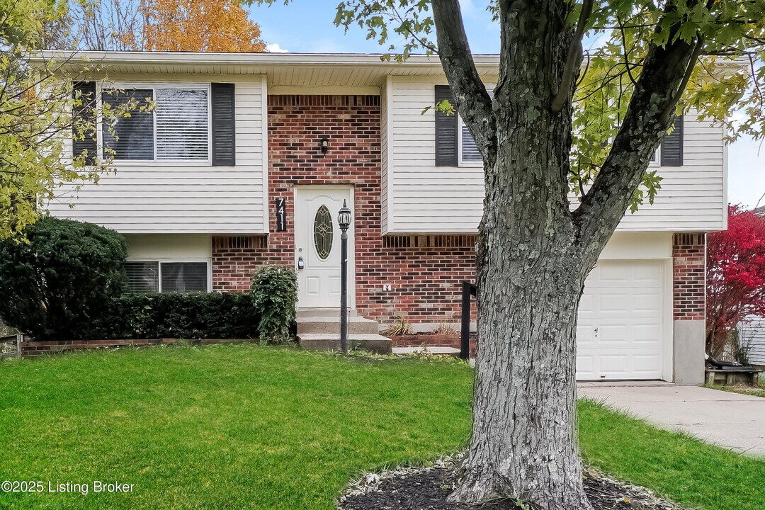 7411 Autumn Bent Way in Crestwood, KY - Building Photo