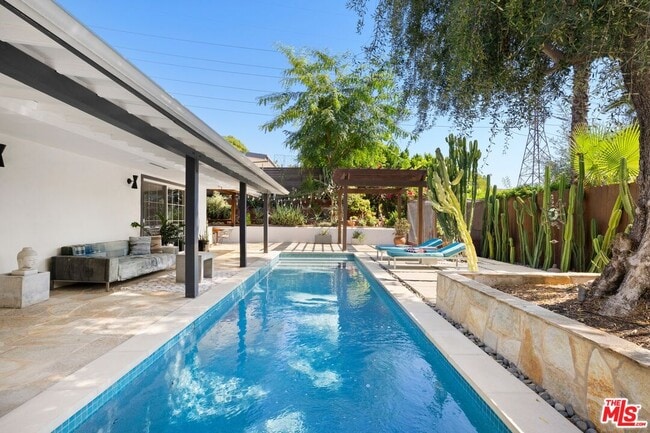 6570 Lakeridge Rd in Los Angeles, CA - Building Photo - Building Photo