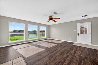 19815 Shores Edge Dr in Tomball, TX - Building Photo - Building Photo