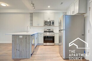 1142 W 17th St, Unit G in Chicago, IL - Building Photo