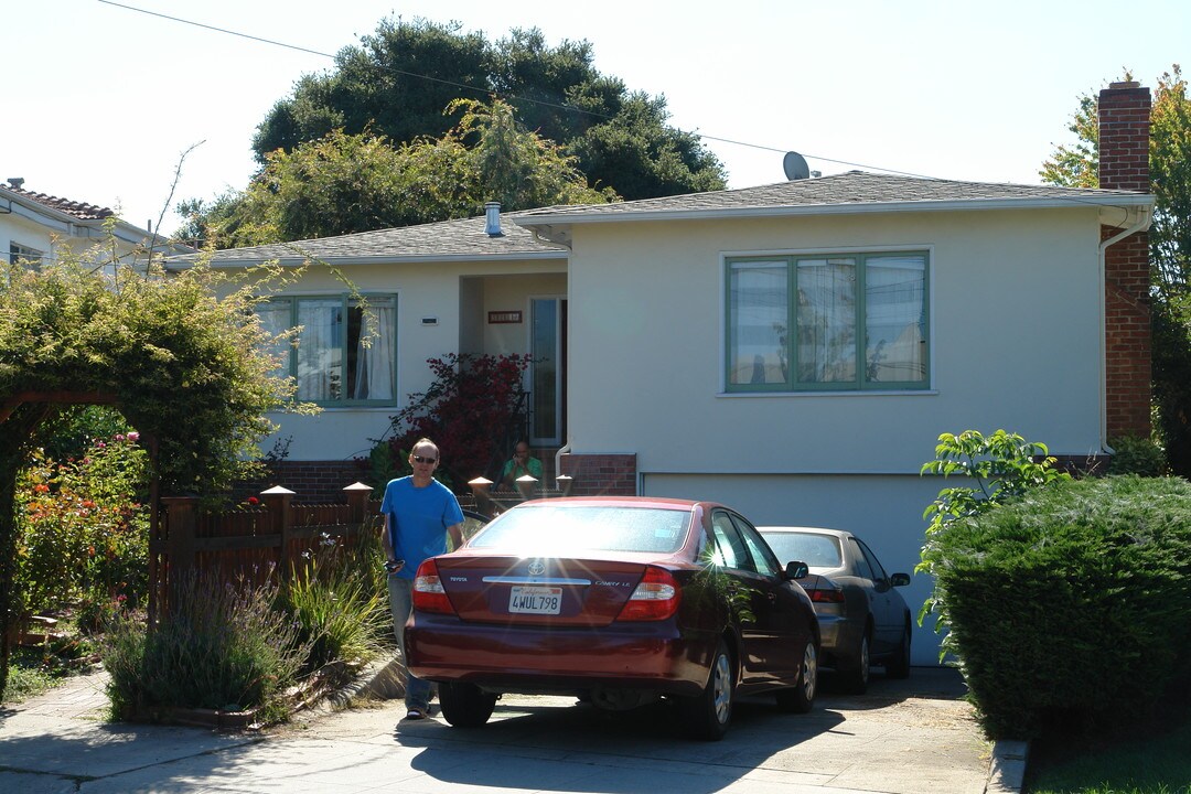 5228 Redondo Ave in Oakland, CA - Building Photo