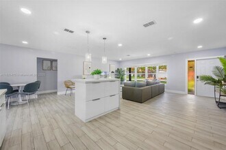 5240 NE 14th Terrace in Fort Lauderdale, FL - Building Photo - Building Photo