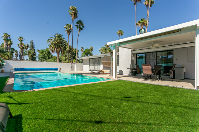 6345 Jumilla Ave in Woodland Hills, CA - Building Photo - Building Photo