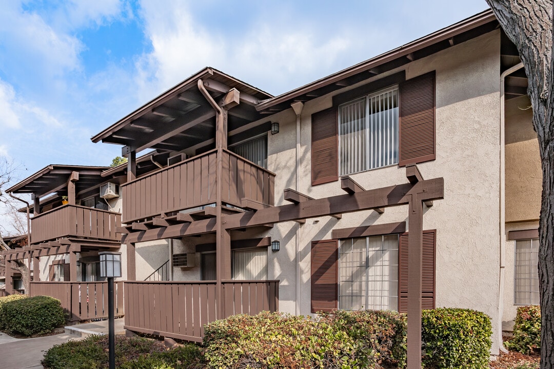 Country Hills Apartment Homes in Brea, CA - Foto de edificio