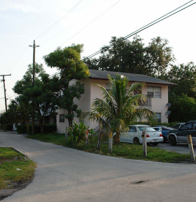 821 SE 18th St in Fort Lauderdale, FL - Foto de edificio - Building Photo