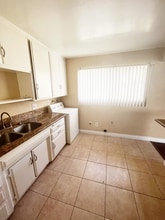 835 S Oaks Ave in Ontario, CA - Foto de edificio - Building Photo