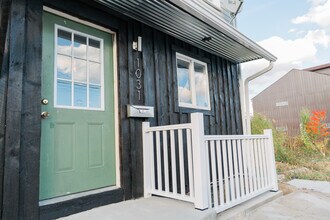 1031 E Warrington Ave in Pittsburgh, PA - Building Photo - Building Photo