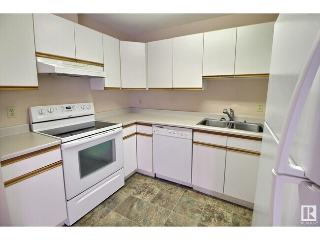 18012 95 Av NW in Edmonton, AB - Building Photo - Building Photo