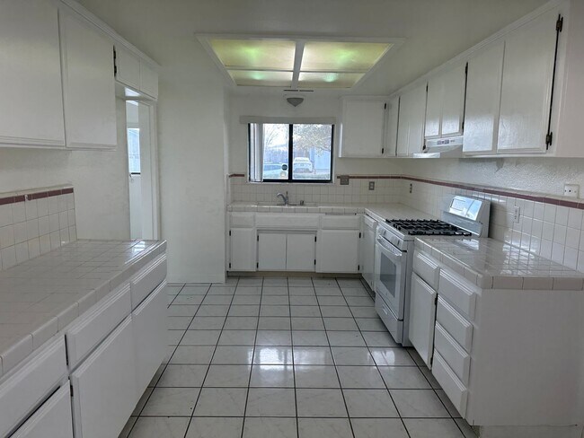 21441 Santa Barbara Dr in Tehachapi, CA - Building Photo - Building Photo