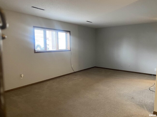 3240 Parkwild Dr-Unit -1C in Bettendorf, IA - Building Photo - Building Photo