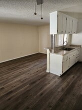 Northridge Manor in Northridge, CA - Building Photo - Building Photo