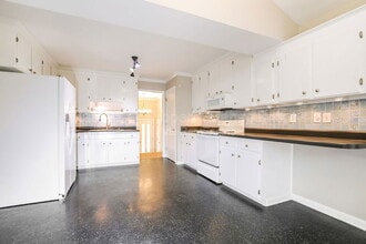 916 Tanglewood Dr in Cary, NC - Building Photo - Building Photo