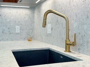 2655 S Bayshore Dr, Unit 405 in Miami, FL - Foto de edificio - Building Photo