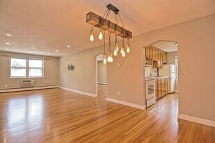33 Montvale Ave, Unit 10 in Woburn, MA - Building Photo
