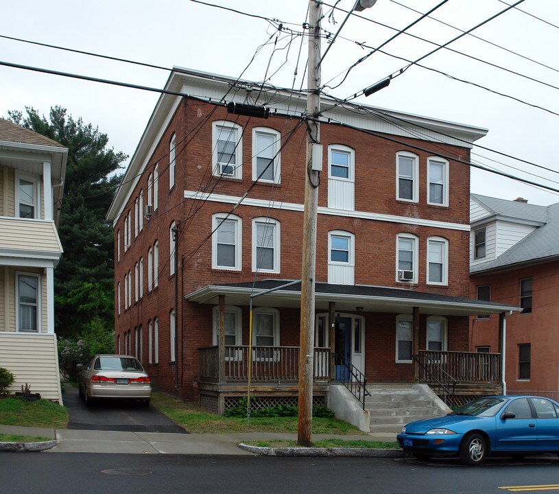 70 Orchard St in Chicopee, MA - Foto de edificio