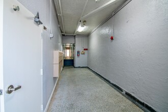 South Park Place Apartments in Los Angeles, CA - Building Photo - Interior Photo