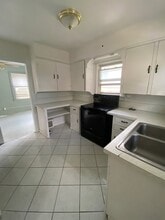 906 Elmwood Ave in Jackson, MI - Building Photo - Building Photo