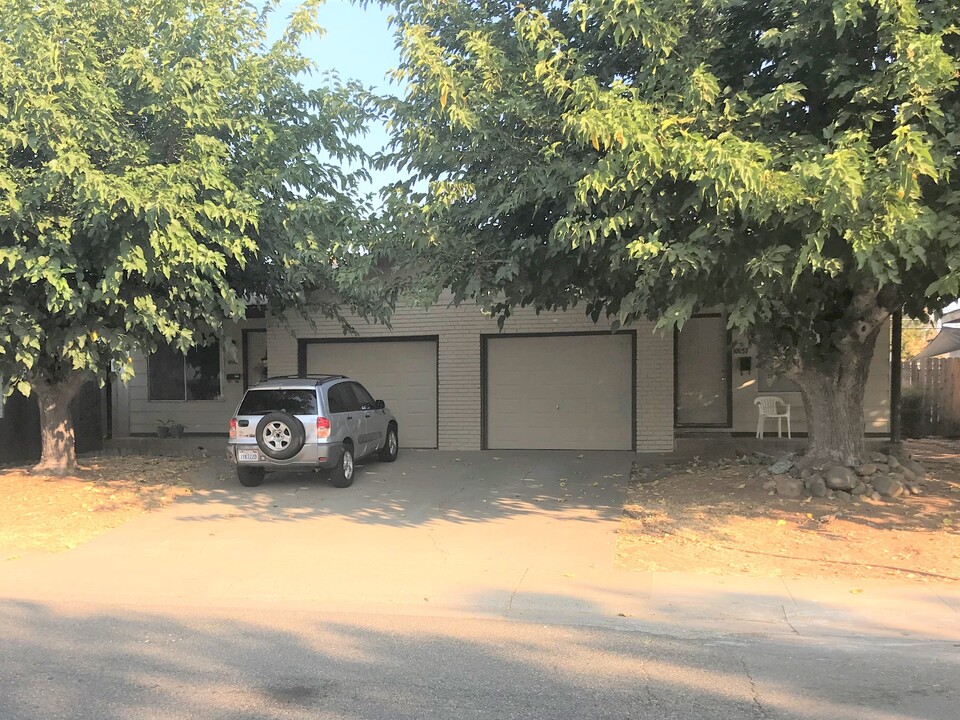 10155 Ellenwood Ave in Sacramento, CA - Building Photo